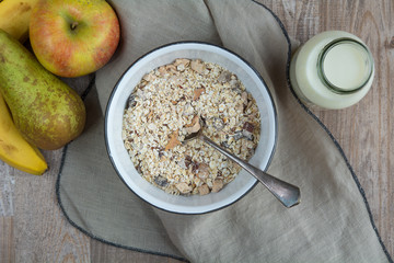 Müsli mit Milch und Obst