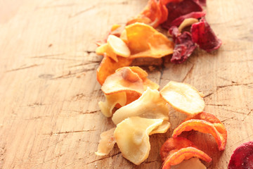 verschiedene bunte Gemüsechips Bunt Tisch Holz 
Topinambur Kartoffel Rote Beete Gemüse Chips