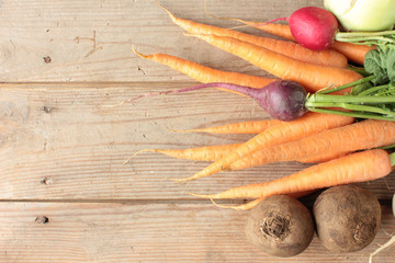 verschiedene Wurzelgemüse Brett Holz Tisch Top View Karotte Radieschen bunt Beete Kohlrabi