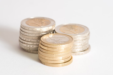 Viele Euro Münzen auf weissem Hintergrund