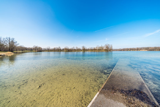 Feringasee in Unterf&ouml;hring nahe M&uuml;nchen mit Einfahr-Rampe f&uuml;r Rollstuhlfahrer zum Baden