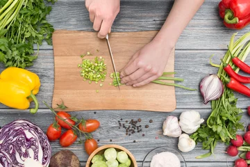 Photo sur Plexiglas Légumes Trancher, hacher et éplucher les légumes cuire.