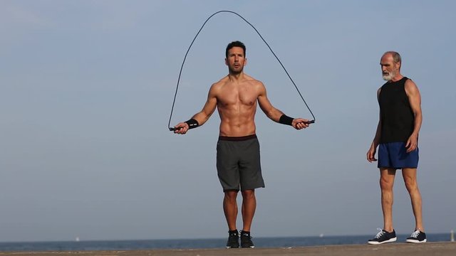 Seilchenspringen Training am Strand mit Trainer