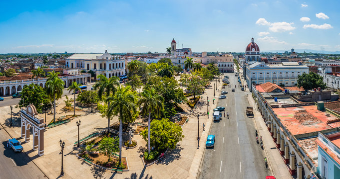 Panoramablick auf den Plaza de Armas in Cienfuegos auf Kuba