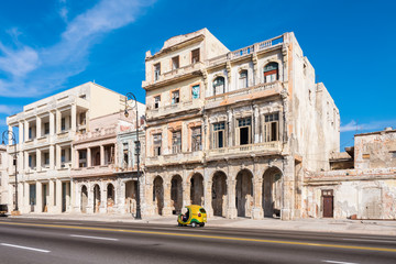 Fototapeta na wymiar Kontraste restaurierte und alte Häuser am Malecon in Havanna