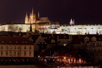 Fototapeta premium St. Vitus Cathedral and Prague Castle at night, Prague, Czech Republic.