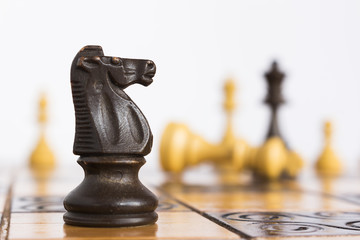 Scacchi fotografati su una scacchiera