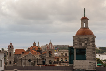 Blick über den Dächern der Altstadt von Havanna mit San Chistobal Cathedrale im Hintergrund