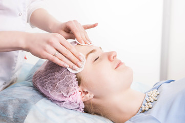 Fototapeta premium Cleaning face in beauty salon