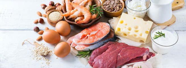 Auswahl an gesunden Proteinquellen und Bodybuilding-Lebensmitteln