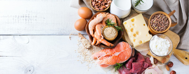 Auswahl an gesunden Proteinquellen und Bodybuilding-Lebensmitteln