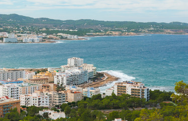 Fototapeta premium Widok ze wzgórz w St Antoni de Portmany i okolic na Ibizie. Rozliczanie listopadowego dnia w zatoce. Wyspy w pobliżu Hiszpanii. Hotele w ośrodkach wzdłuż plaż.