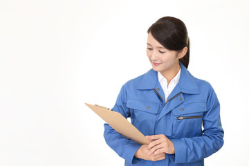 微笑む女性作業員
