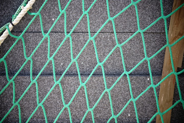 Obraz premium Gestapelte Styroporplatten / Die Nahaufnahme von gestapelten Styroporplatten zur Wärmeisolierung eines Gebäudes, die mit Klebeband und einem Netz fixiert sind.