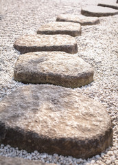 Fototapety  Kamienna ścieżka Zen w ogrodzie japońskim