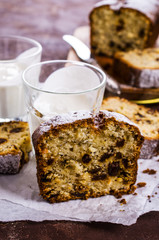 Cake with raisins
