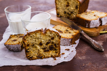 Cake with raisins