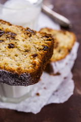 Cake with raisins