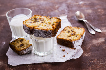 Cake with raisins