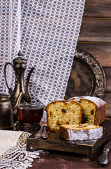 Cake with raisins