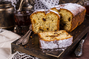 Cake with raisins