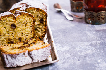 Cake with raisins