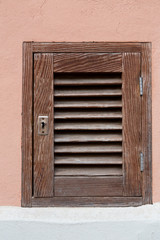 Fototapeta na wymiar kleines Holzfenster in Steinwand