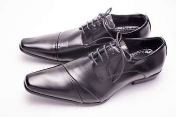 白バックの横向きの黒い革靴