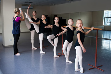 Fototapeta na wymiar Children are taught ballet positions in choreography.