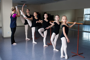 Fototapeta premium Children are taught ballet positions in choreography.