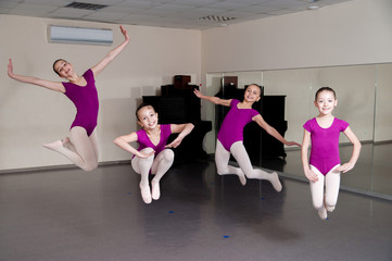Obraz premium Girls jump on choreography.