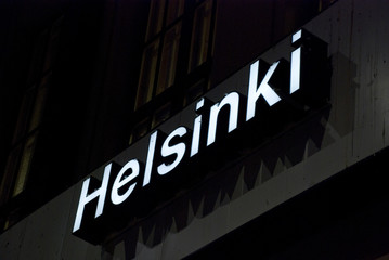 Neon Schrift Helsinki in Finnland