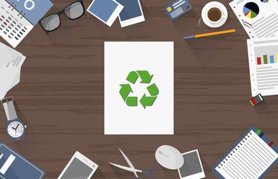 Recycling - Dokument auf Schreibtisch
