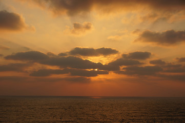The lights of a sun. Sea sunset.