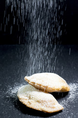 Pioggia di zucchero su due raviole 