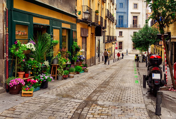 Alte Straße mit Blumen in Madrid. Spanien