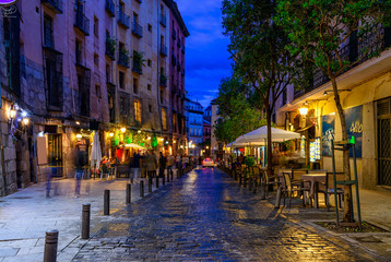 Naklejka premium Nocny widok starej, przytulnej ulicy w Madrycie. Hiszpania