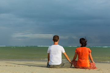 Fototapeta premium Young couple on the beach