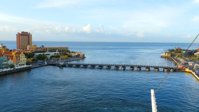 Willemstad, Curacao, Pontoon bridge closes