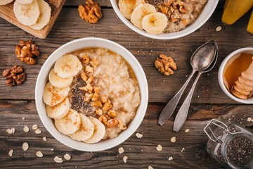 Breakfast bowl: oatmeal with banana, chia seeds, cinnamon, walnuts and honey