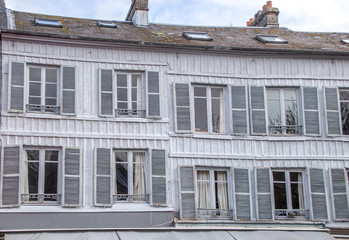 Alte Hausfassade mit Fenstern und Türe