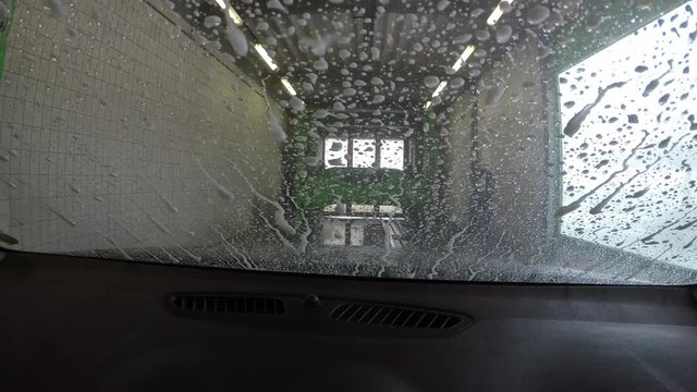 Cleaning the car in the car wash.
Passage through the car wash from the driver's perspective.