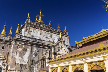 Obraz premium Bagan buddha tower at day