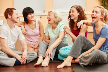 Seniorin und Gruppe lachen glücklich