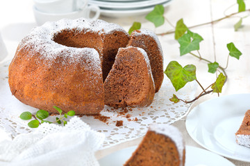 Frischer Schoko-Guglhupf mit untergehobener Zartbitterschokolade - Freshly baked ring-shaped cake...