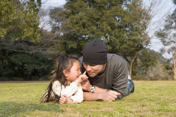 Fototapeta premium 仲の良い父と娘