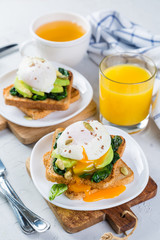 Sandwich with spinach, avocado and egg