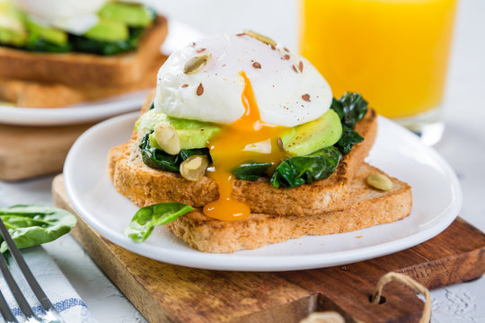 Sandwich with spinach, avocado and egg