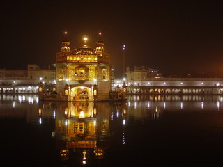 Fototapeta na wymiar Golden Temple by Nght, Amritsar