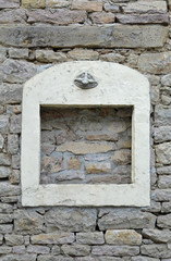 nische in natursteinmauer